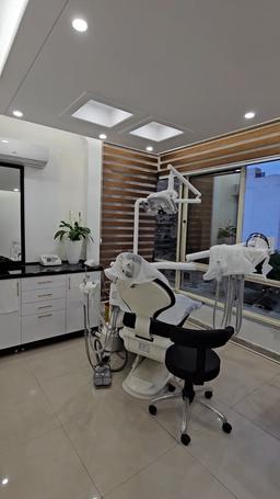 تصویر گالری صالحه سکندری 2