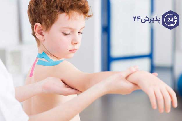 عکس کودک در حال معاینه شدن دست