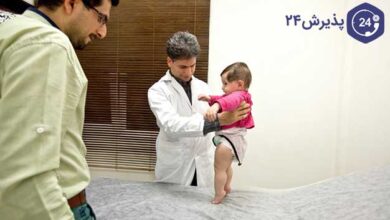 پزشک اطفال در حال معاینه کودک