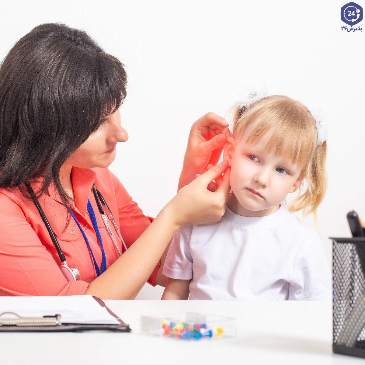 معاینه گوش کودک جهت تشخیص التهاب گوش چسبنده