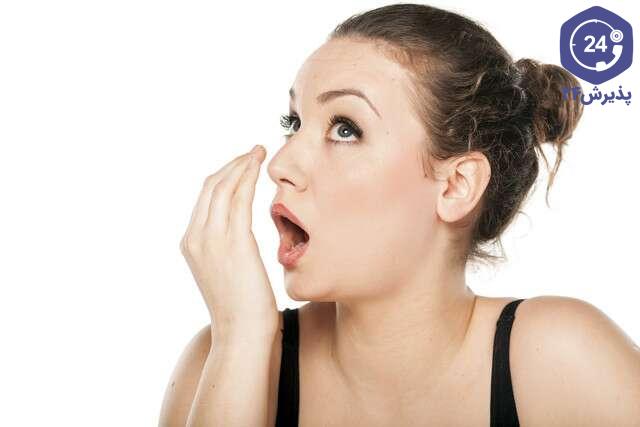 بوی بد دهان یکی از علائم سنگ لوزه