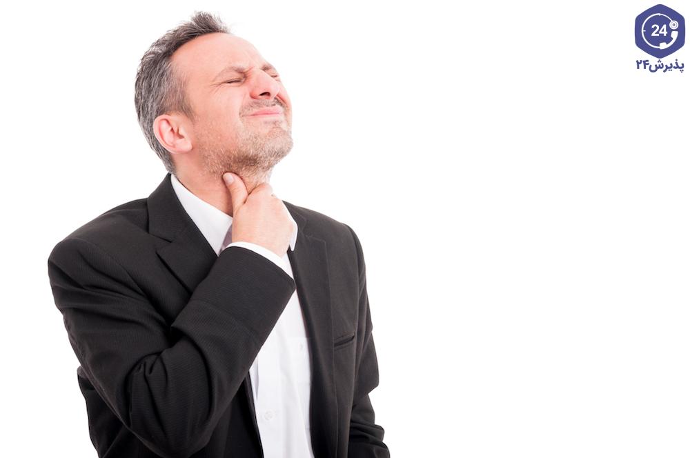 درد در گلو یا ناحیه پشت گوش یکی از علائم ابتلا به سنگ لوزه