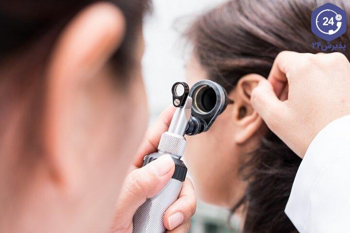 در صورت وجود علائم التهاب گوش به پزشک مراجعه کنید.